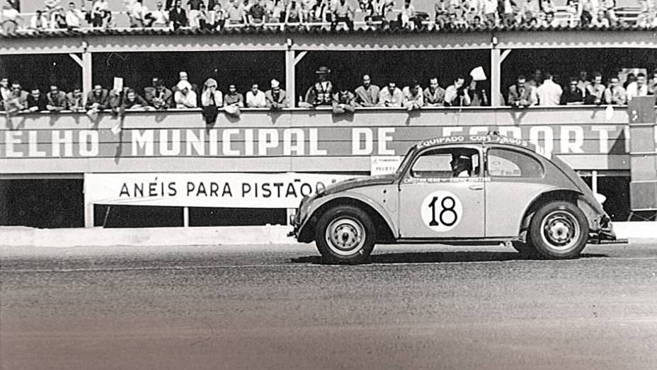 Bird era espectador nas primeiras Mil Milhas, em 1956 | <a href="https://gutenberg.quatrorodas.abril.com.br/reportagens/classicos/bird-clemente-homem-tempo-740103.shtml" rel="migration">Leia mais</a>