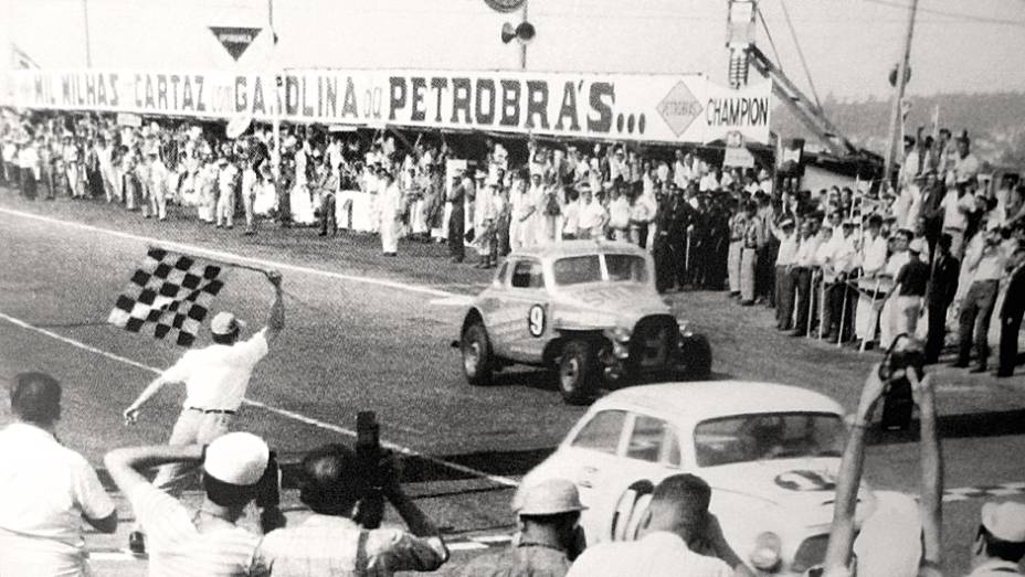 Mil Milhas 1961: com o DKW 10, Bird e Marinho chegam na frente | <a href="https://gutenberg.quatrorodas.abril.com.br/reportagens/classicos/bird-clemente-homem-tempo-740103.shtml" rel="migration">Leia mais</a>