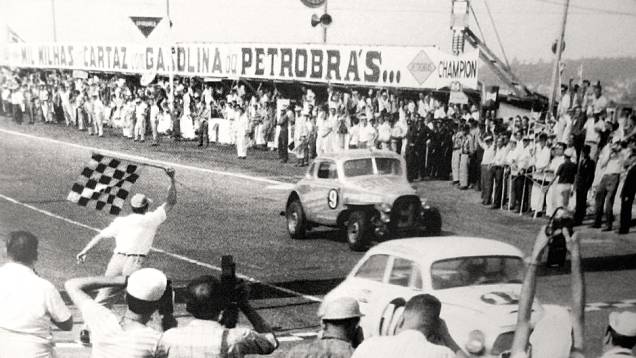Mil Milhas 1961: com o DKW 10, Bird e Marinho chegam na frente | <a href="https://gutenberg.quatrorodas.abril.com.br/reportagens/classicos/bird-clemente-homem-tempo-740103.shtml" rel="migration">Leia mais</a> Mil Milhas 1961: com o DKW 10, Bird e Marinho chegam na frente | <a href="https://gutenberg.quatrorodas.abril.com.br/reportagens/classicos/bird-clemente-homem-tempo-740103.shtml" rel="migration">Leia mais</a>