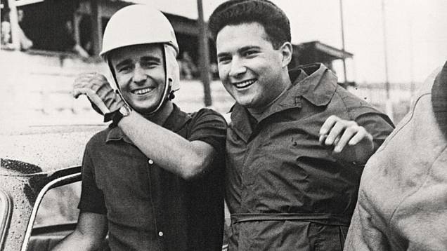 Em 1960, o DKW 18 chega para vistoria, antes das Mil Milhas | <a href="https://gutenberg.quatrorodas.abril.com.br/reportagens/classicos/bird-clemente-homem-tempo-740103.shtml" rel="migration">Leia mais</a> Em 1960, o DKW 18 chega para vistoria, antes das Mil Milhas | <a href="https://gutenberg.quatrorodas.abril.com.br/reportagens/classicos/bird-clemente-homem-tempo-740103.shtml" rel="migration">Leia mais</a>