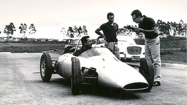 Bird, o projetista Toni Bianco e Eugênio, ao volante do monoposto | <a href="https://gutenberg.quatrorodas.abril.com.br/reportagens/classicos/bird-clemente-homem-tempo-740103.shtml" rel="migration">Leia mais</a> Bird, o projetista Toni Bianco e Eugênio, ao volante do monoposto | <a href="https://gutenberg.quatrorodas.abril.com.br/reportagens/classicos/bird-clemente-homem-tempo-740103.shtml" rel="migration">Leia mais</a>