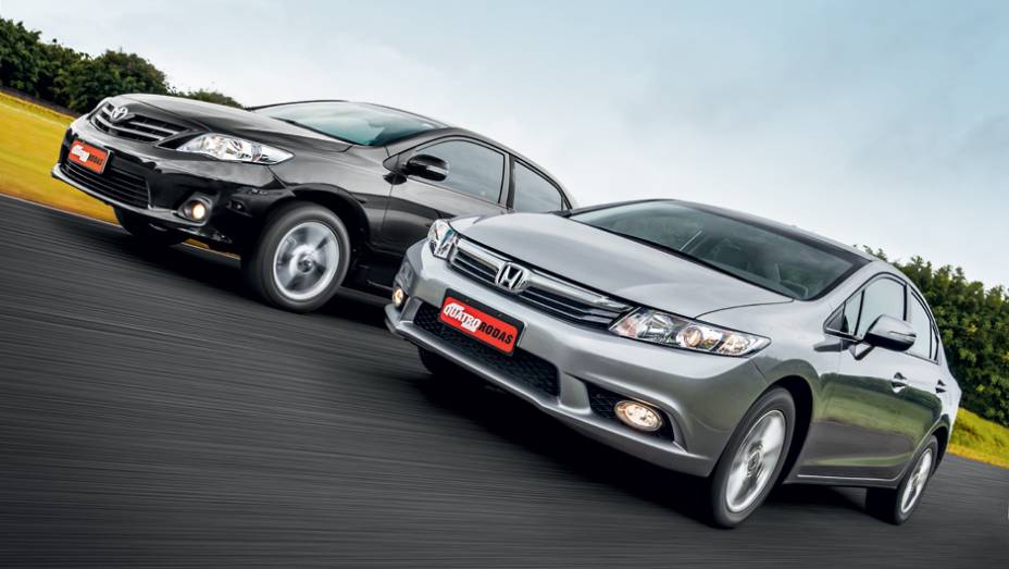 Eles disputam o mesmo público, mas têm estilos diferentes | <a href="https://gutenberg.quatrorodas.abril.com.br/carros/comparativos/toyota-corolla-xei-x-honda-civic-lxr-738732.shtml" rel="migration">Leia mais</a>