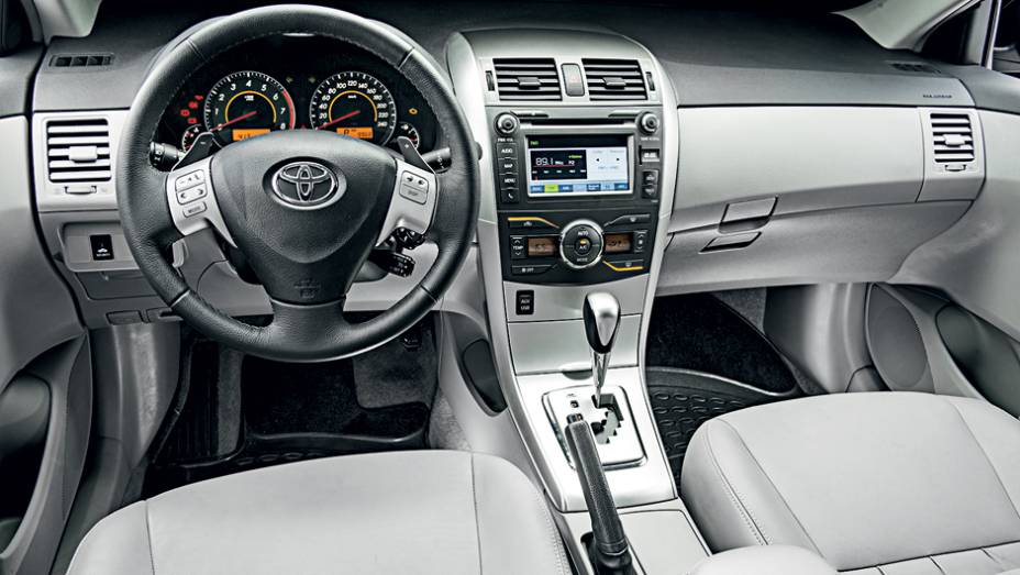 Borboletas no volante: esportividade no vetusto Corolla | <a href="https://gutenberg.quatrorodas.abril.com.br/carros/comparativos/toyota-corolla-xei-x-honda-civic-lxr-738732.shtml" rel="migration">Leia mais</a>