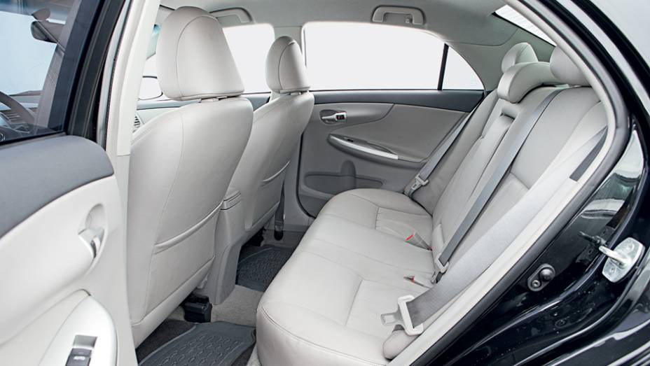 Atrás, mais espaço para as pernas do que no Civic | <a href="https://gutenberg.quatrorodas.abril.com.br/carros/comparativos/toyota-corolla-xei-x-honda-civic-lxr-738732.shtml" rel="migration">Leia mais</a>