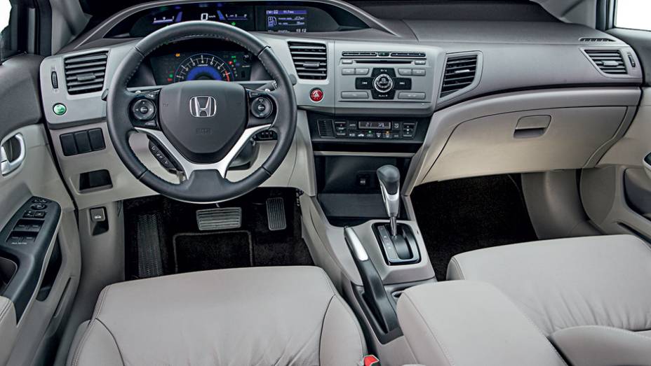 Mais moderno, Civic tem painel em dois andares e console central voltado para o piloto | <a href="https://gutenberg.quatrorodas.abril.com.br/carros/comparativos/toyota-corolla-xei-x-honda-civic-lxr-738732.shtml" rel="migration">Leia mais</a>