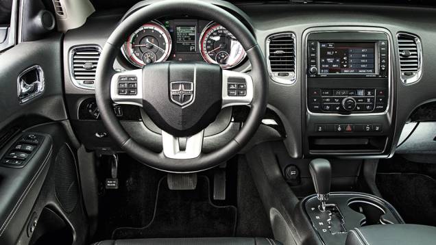 Interior discreto e sem sistema de navegação | <a href="https://gutenberg.quatrorodas.abril.com.br/carros/lancamentos/dodge-durango-citadel-736456.shtml" rel="migration">Leia mais</a> Interior discreto e sem sistema de navegação | <a href="https://gutenberg.quatrorodas.abril.com.br/carros/lancamentos/dodge-durango-citadel-736456.shtml" rel="migration">Leia mais</a>