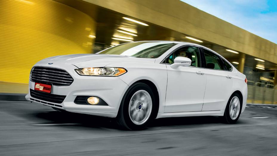 Retrovisores da cor da carroceria, com pisca, s&atilde;o itens de s&eacute;rie | <a href="https://gutenberg.quatrorodas.abril.com.br/carros/testes/ford-fusion-2-5-flex-736957.shtml" rel="migration">Leia mais</a>