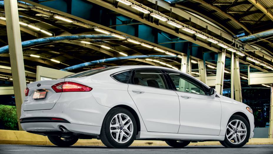 Escapamento simples e roda aro 17 identificam a vers&atilde;o 2.5 | <a href="https://gutenberg.quatrorodas.abril.com.br/carros/testes/ford-fusion-2-5-flex-736957.shtml" rel="migration">Leia mais</a>