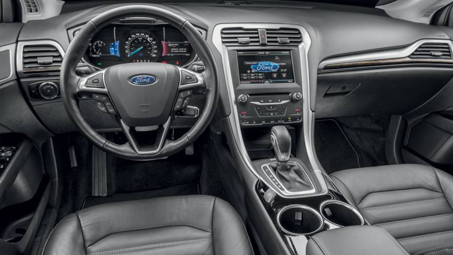 Sistema multimídia Sync tem tela touch e atende a comandos de voz | <a href="https://gutenberg.quatrorodas.abril.com.br/carros/testes/ford-fusion-2-5-flex-736957.shtml" rel="migration">Leia mais</a>