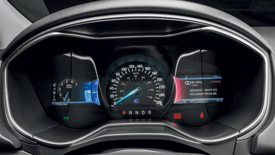 No painel, as telas LCD s&atilde;o configur&aacute;veis | <a href="https://gutenberg.quatrorodas.abril.com.br/carros/testes/ford-fusion-2-5-flex-736957.shtml" rel="migration">Leia mais</a>