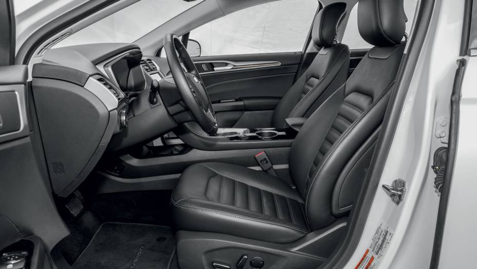 Na dianteira, bancos de ajuste el&eacute;trico | <a href="https://gutenberg.quatrorodas.abril.com.br/carros/testes/ford-fusion-2-5-flex-736957.shtml" rel="migration">Leia mais</a>