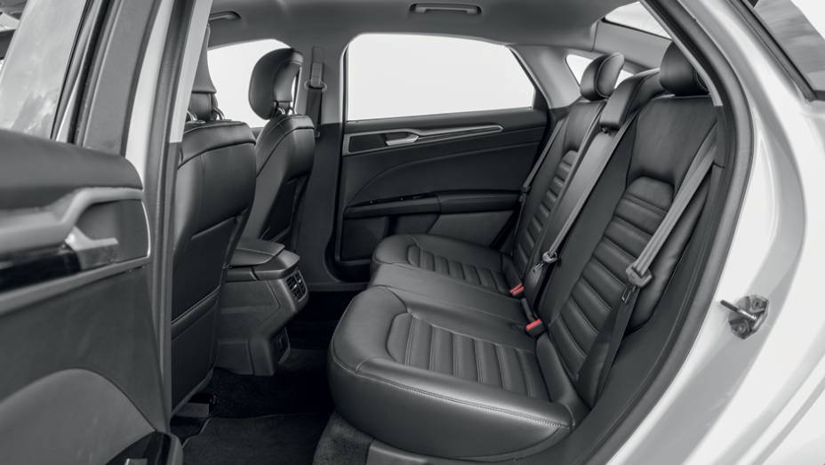 Atr&eacute;s, cintos de tr&ecirc;s pontos para todos | <a href="https://gutenberg.quatrorodas.abril.com.br/carros/testes/ford-fusion-2-5-flex-736957.shtml" rel="migration">Leia mais</a>