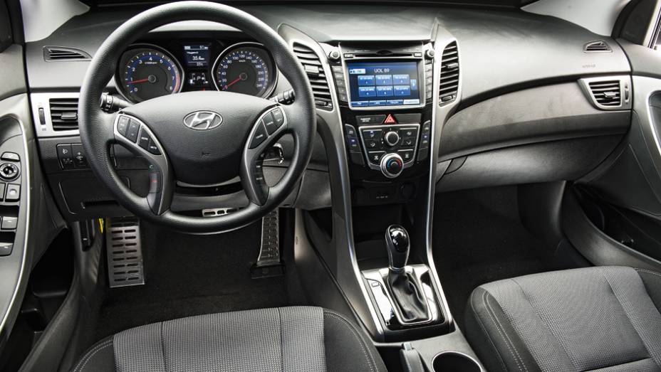 Iluminação do quadro de instrumentos, volante, freio de estacionamento e ar-condicionado são mais simples que os da versão topo de linha | <a href="https://gutenberg.quatrorodas.abril.com.br/carros/testes/hyundai-i30-1-6-16v-flex-738228.shtml" rel="migration">Leia mais</a>