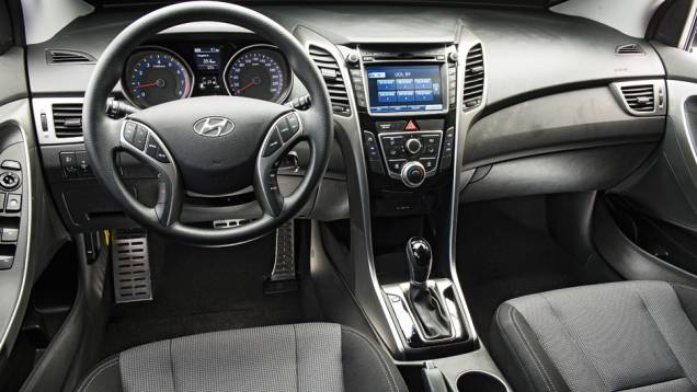Iluminação do quadro de instrumentos, volante, freio de estacionamento e ar-condicionado são mais simples que os da versão topo de linha | <a href="https://gutenberg.quatrorodas.abril.com.br/carros/testes/hyundai-i30-1-6-16v-flex-738228.shtml" rel="migration">Leia mais</a> Iluminação do quadro de instrumentos, volante, freio de estacionamento e ar-condicionado são mais simples que os da versão topo de linha | <a href="https://gutenberg.quatrorodas.abril.com.br/carros/testes/hyundai-i30-1-6-16v-flex-738228.shtml" rel="migration">Leia mais</a>