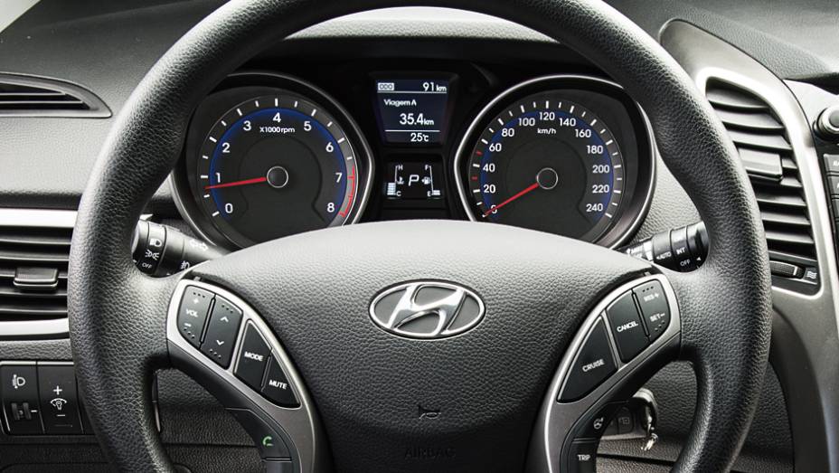 Volante não tem couro, mas é multifuncional de série | <a href="https://gutenberg.quatrorodas.abril.com.br/carros/testes/hyundai-i30-1-6-16v-flex-738228.shtml" rel="migration">Leia mais</a>