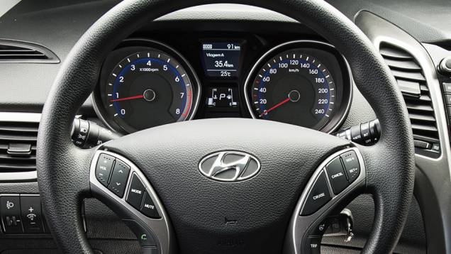 Volante não tem couro, mas é multifuncional de série | <a href="https://gutenberg.quatrorodas.abril.com.br/carros/testes/hyundai-i30-1-6-16v-flex-738228.shtml" rel="migration">Leia mais</a> Volante não tem couro, mas é multifuncional de série | <a href="https://gutenberg.quatrorodas.abril.com.br/carros/testes/hyundai-i30-1-6-16v-flex-738228.shtml" rel="migration">Leia mais</a>