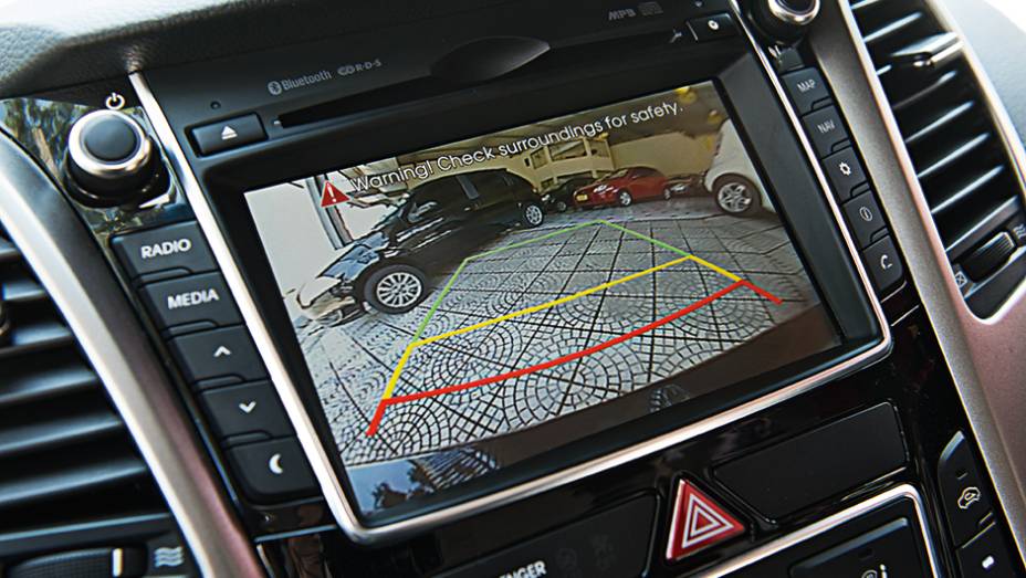 LCD exibe as imagens da câmera de ré | <a href="https://gutenberg.quatrorodas.abril.com.br/carros/testes/hyundai-i30-1-6-16v-flex-738228.shtml" rel="migration">Leia mais</a>