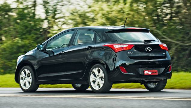 A traseira é o ângulo em que o i30 mais se assemelha ao HB20, sobretudo no desenho das lanternas e do porta-malas | <a href="https://gutenberg.quatrorodas.abril.com.br/carros/testes/hyundai-i30-1-6-16v-flex-738228.shtml" rel="migration">Leia mais</a> A traseira é o ângulo em que o i30 mais se assemelha ao HB20, sobretudo no desenho das lanternas e do porta-malas | <a href="https://gutenberg.quatrorodas.abril.com.br/carros/testes/hyundai-i30-1-6-16v-flex-738228.shtml" rel="migration">Leia mais</a>