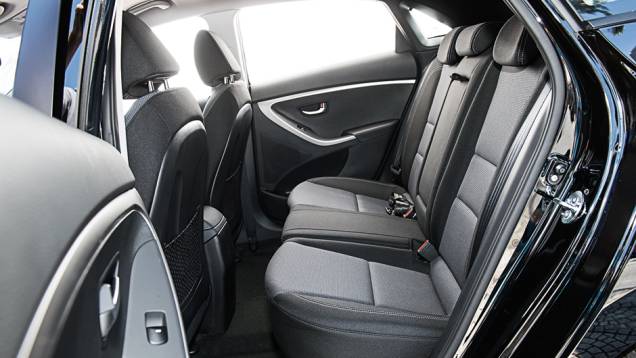 Na traseira, o espaço para pernas e cabeça foi mantido | <a href="https://gutenberg.quatrorodas.abril.com.br/carros/testes/hyundai-i30-1-6-16v-flex-738228.shtml" rel="migration">Leia mais</a> Na traseira, o espaço para pernas e cabeça foi mantido | <a href="https://gutenberg.quatrorodas.abril.com.br/carros/testes/hyundai-i30-1-6-16v-flex-738228.shtml" rel="migration">Leia mais</a>
