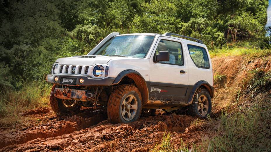 Versão 4Sport tem pneus lameiros e para-choques de uso off-road | <a href="https://gutenberg.quatrorodas.abril.com.br/carros/testes/suzuki-jimny-737775.shtml" rel="migration">Leia mais</a>