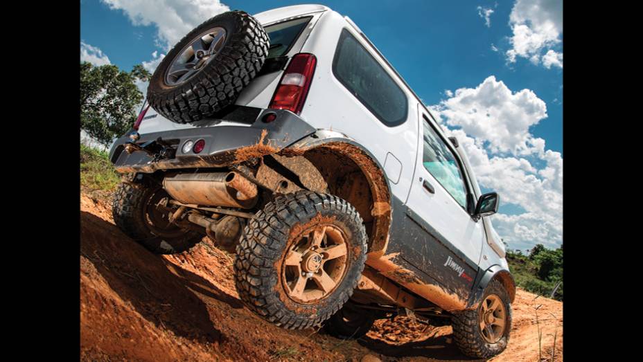 Apar&ecirc;ncia mansa esconde um desbravador que n&atilde;o se intimida com obst&aacute;culos | <a href="https://gutenberg.quatrorodas.abril.com.br/carros/testes/suzuki-jimny-737775.shtml" rel="migration">Leia mais</a>
