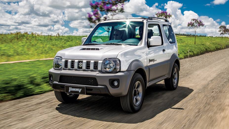 O atual Jimny está uma geração acima do Samurai importado nos anos 90 | <a href="https://gutenberg.quatrorodas.abril.com.br/carros/testes/suzuki-jimny-737775.shtml" rel="migration">Leia mais</a>