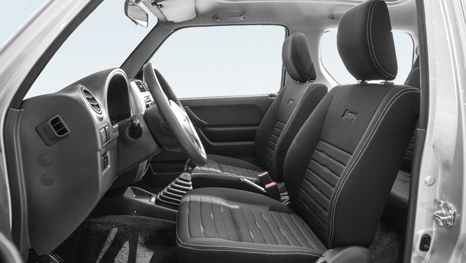 Coluna de dire&ccedil;&atilde;o e assento n&atilde;o contam com ajuste de altura | <a href="https://gutenberg.quatrorodas.abril.com.br/carros/testes/suzuki-jimny-737775.shtml" rel="migration">Leia mais</a>