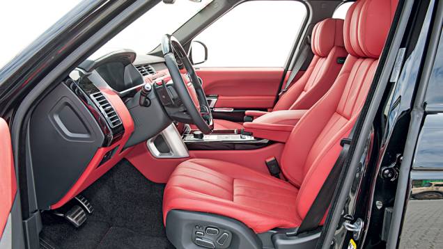 Há ajustes elétricos na coluna de direção... | <a href="https://gutenberg.quatrorodas.abril.com.br/carros/testes/land-rover-range-rover-vogue-738240.shtml" rel="migration">Leia mais</a> Há ajustes elétricos na coluna de direção... | <a href="https://gutenberg.quatrorodas.abril.com.br/carros/testes/land-rover-range-rover-vogue-738240.shtml" rel="migration">Leia mais</a>