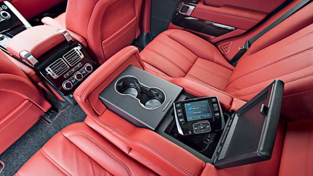 Controle remoto comanda som e vídeo | <a href="https://gutenberg.quatrorodas.abril.com.br/carros/testes/land-rover-range-rover-vogue-738240.shtml" rel="migration">Leia mais</a> Controle remoto comanda som e vídeo | <a href="https://gutenberg.quatrorodas.abril.com.br/carros/testes/land-rover-range-rover-vogue-738240.shtml" rel="migration">Leia mais</a>