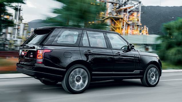 SUV é discreto e não abusa dos cromados | <a href="https://gutenberg.quatrorodas.abril.com.br/carros/testes/land-rover-range-rover-vogue-738240.shtml" rel="migration">Leia mais</a> SUV é discreto e não abusa dos cromados | <a href="https://gutenberg.quatrorodas.abril.com.br/carros/testes/land-rover-range-rover-vogue-738240.shtml" rel="migration">Leia mais</a>