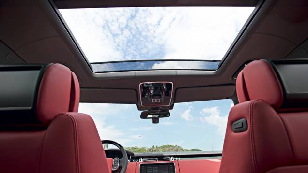 Teto panorâmico amplia a luminosidade na cabine | <a href="https://gutenberg.quatrorodas.abril.com.br/carros/testes/land-rover-range-rover-vogue-738240.shtml" rel="migration">Leia mais</a> Teto panorâmico amplia a luminosidade na cabine | <a href="https://gutenberg.quatrorodas.abril.com.br/carros/testes/land-rover-range-rover-vogue-738240.shtml" rel="migration">Leia mais</a>