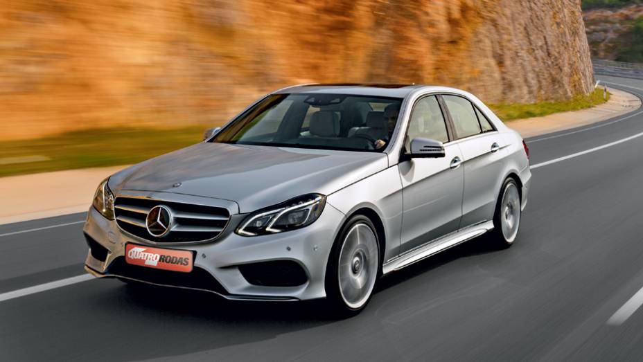 Os far&oacute;is duplos assim&eacute;tricos agora formam um s&oacute;, com luzes de leds | <a href="https://gutenberg.quatrorodas.abril.com.br/carros/impressoes/mercedes-benz-400-738463.shtml" rel="migration">Leia mais</a>