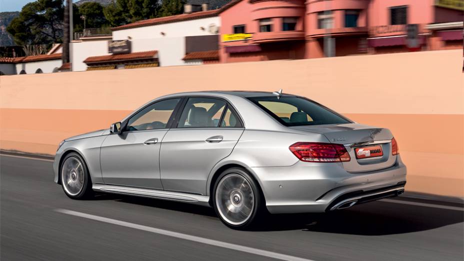 Na lateral, a novidade &eacute; o vinco que atravessaa carroceria | <a href="https://gutenberg.quatrorodas.abril.com.br/carros/impressoes/mercedes-benz-400-738463.shtml" rel="migration">Leia mais</a>