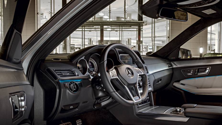 O sistema de dire&ccedil;&atilde;o foi revisado para deix&aacute;-la mais precisa e pesada | <a href="https://gutenberg.quatrorodas.abril.com.br/carros/impressoes/mercedes-benz-400-738463.shtml" rel="migration">Leia mais</a>