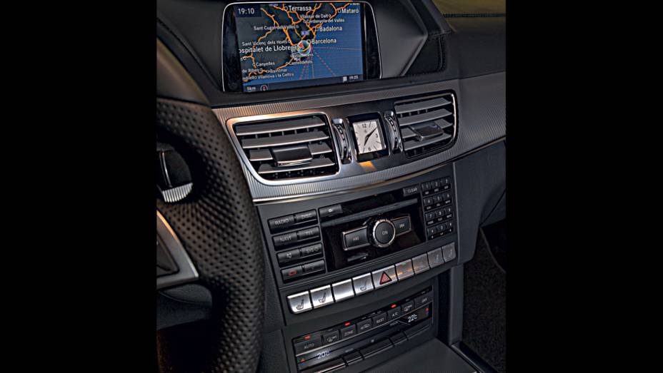 Rel&oacute;gio anal&oacute;gico &eacute; novo, o painel n&atilde;o | <a href="https://gutenberg.quatrorodas.abril.com.br/carros/impressoes/mercedes-benz-400-738463.shtml" rel="migration">Leia mais</a>