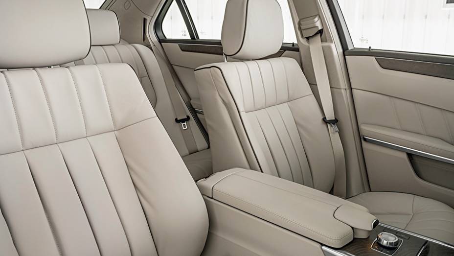 Sem grandes mudanças no interior, o espa&ccedil;o &eacute; o mesmo da vers&atilde;o anterior | <a href="https://gutenberg.quatrorodas.abril.com.br/carros/impressoes/mercedes-benz-400-738463.shtml" rel="migration">Leia mais</a>