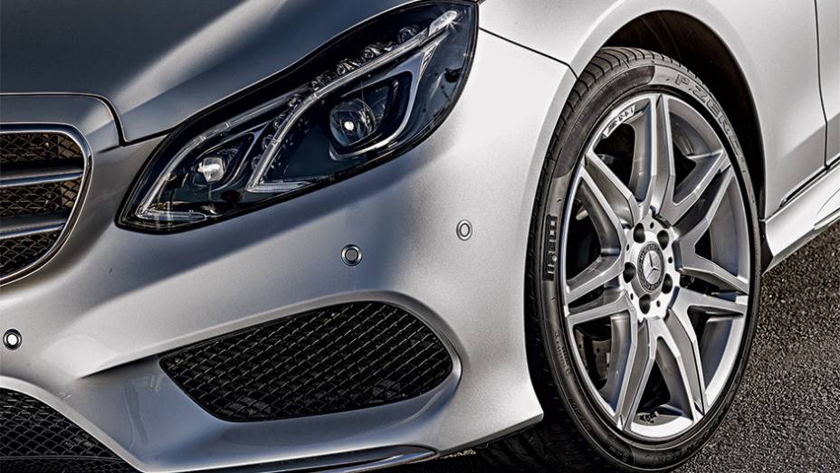 Rodas aro 17 e perfil 45 no E 400 | <a href="https://gutenberg.quatrorodas.abril.com.br/carros/impressoes/mercedes-benz-400-738463.shtml" rel="migration">Leia mais</a>