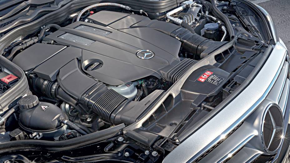 O motor do estreante E 400 é um 3.0 biturbo com inje&ccedil;&atilde;o direta de 333 cv | <a href="https://gutenberg.quatrorodas.abril.com.br/carros/impressoes/mercedes-benz-400-738463.shtml" rel="migration">Leia mais</a>