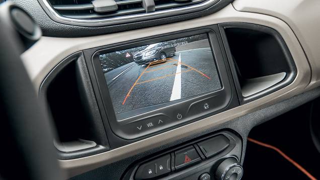 Câmera do MyLink é acessório | <a href="https://gutenberg.quatrorodas.abril.com.br/carros/testes/chevrolet-prisma-ltz-1-4-737233.shtml" rel="migration">Leia mais</a> Câmera do MyLink é acessório | <a href="https://gutenberg.quatrorodas.abril.com.br/carros/testes/chevrolet-prisma-ltz-1-4-737233.shtml" rel="migration">Leia mais</a>