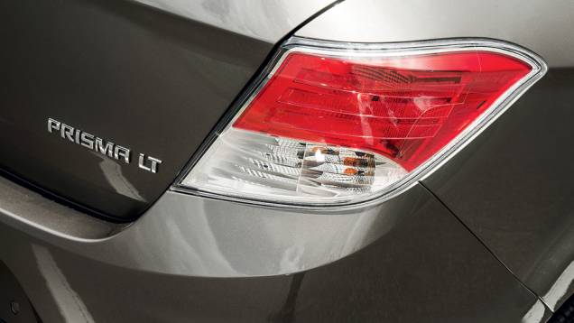 ...e das lanternas fumê | <a href="https://gutenberg.quatrorodas.abril.com.br/carros/testes/chevrolet-prisma-ltz-1-4-737233.shtml" rel="migration">Leia mais</a> ...e das lanternas fumê | <a href="https://gutenberg.quatrorodas.abril.com.br/carros/testes/chevrolet-prisma-ltz-1-4-737233.shtml" rel="migration">Leia mais</a>