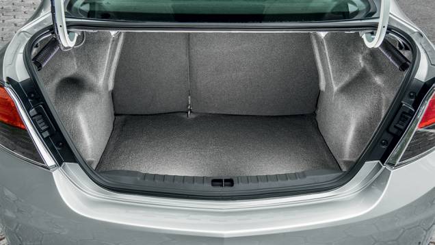 Porta-malas cresceu de 439 para 500 litros | <a href="https://gutenberg.quatrorodas.abril.com.br/carros/testes/chevrolet-prisma-ltz-1-4-737233.shtml" rel="migration">Leia mais</a> Porta-malas cresceu de 439 para 500 litros | <a href="https://gutenberg.quatrorodas.abril.com.br/carros/testes/chevrolet-prisma-ltz-1-4-737233.shtml" rel="migration">Leia mais</a>