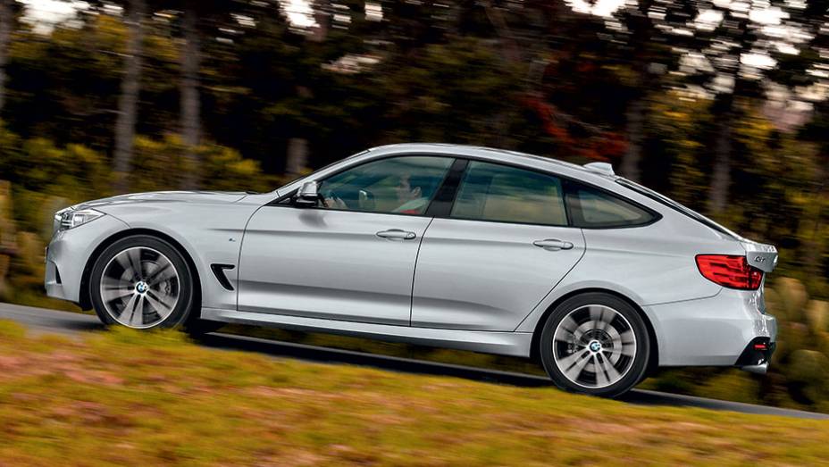 O aerofólio se prolonga para dar mais aderência ao eixo traseiro | <a href="https://gutenberg.quatrorodas.abril.com.br/carros/impressoes/bmw-335i-gt-740953.shtml" rel="migration">Leia mais</a> O aerofólio se prolonga para dar mais aderência ao eixo traseiro | <a href="https://gutenberg.quatrorodas.abril.com.br/carros/impressoes/bmw-335i-gt-740953.shtml" rel="migration">Leia mais</a>