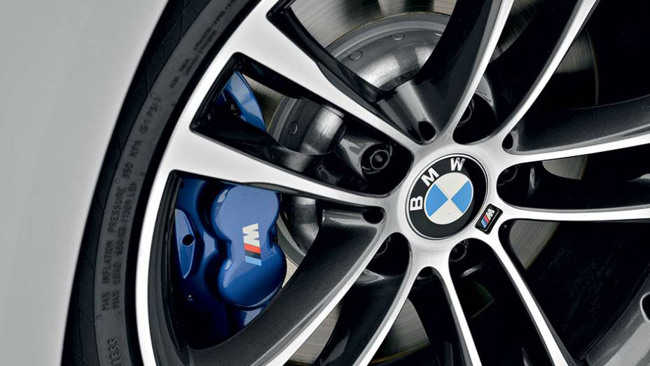 Freio com a marca da divisão Motorsport | <a href="https://gutenberg.quatrorodas.abril.com.br/carros/impressoes/bmw-335i-gt-740953.shtml" rel="migration">Leia mais</a>