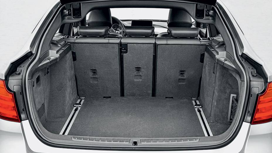 Porta-malas de 520 litros, maior que o da perua | <a href="https://gutenberg.quatrorodas.abril.com.br/carros/impressoes/bmw-335i-gt-740953.shtml" rel="migration">Leia mais</a> Porta-malas de 520 litros, maior que o da perua | <a href="https://gutenberg.quatrorodas.abril.com.br/carros/impressoes/bmw-335i-gt-740953.shtml" rel="migration">Leia mais</a>