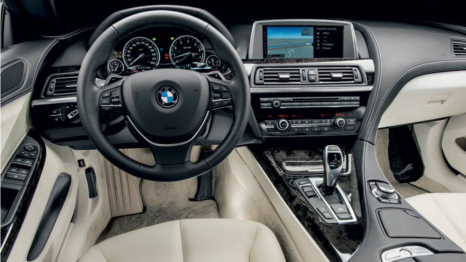 Interior claro é belo, mas suja só com o olhar | <a href="https://gutenberg.quatrorodas.abril.com.br/carros/lancamentos/bmw-serie-6-gran-coupe-740122.shtml" rel="migration">Leia mais</a>