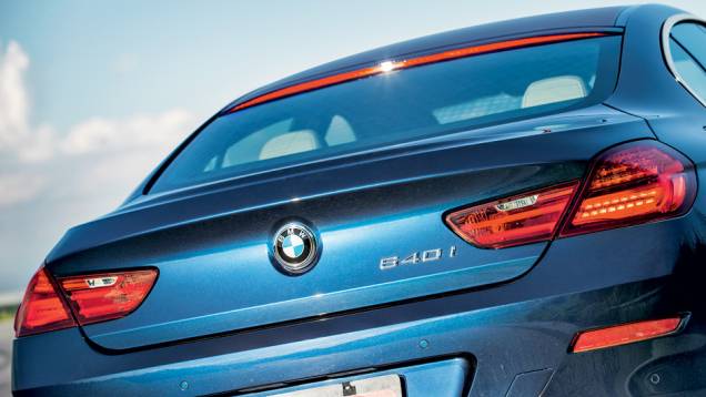 Brake-light é um filete no topo da janela traseira | <a href="https://gutenberg.quatrorodas.abril.com.br/carros/lancamentos/bmw-serie-6-gran-coupe-740122.shtml" rel="migration">Leia mais</a> Brake-light é um filete no topo da janela traseira | <a href="https://gutenberg.quatrorodas.abril.com.br/carros/lancamentos/bmw-serie-6-gran-coupe-740122.shtml" rel="migration">Leia mais</a>