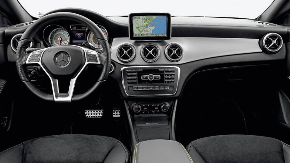 O interior é basicamente o mesmo do Classe A, com suas cinco saídas de ar e o monitor saliente ao estilo tablet | <a href="https://gutenberg.quatrorodas.abril.com.br/carros/impressoes/mercedes-benz-cla-250-740748.shtml" rel="migration">Leia mais</a>