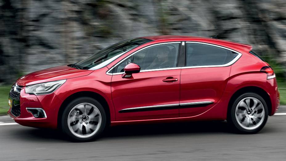 Linha DS tem status de marca com vida própria | <a href="https://gutenberg.quatrorodas.abril.com.br/carros/testes/citroen-ds4-740640.shtml" rel="migration">Leia mais</a>