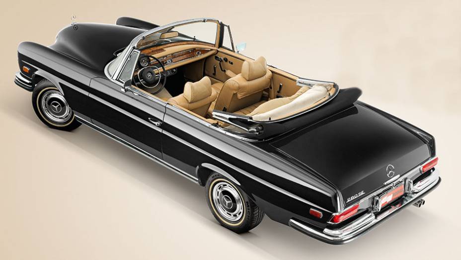 A traseira ganhou desenho próprio para se diferenciar da versão sedã | <a href="https://gutenberg.quatrorodas.abril.com.br/carros/classicos-grandescarros/mercedes-benz-w111-740911.shtml" rel="migration">Leia mais</a>