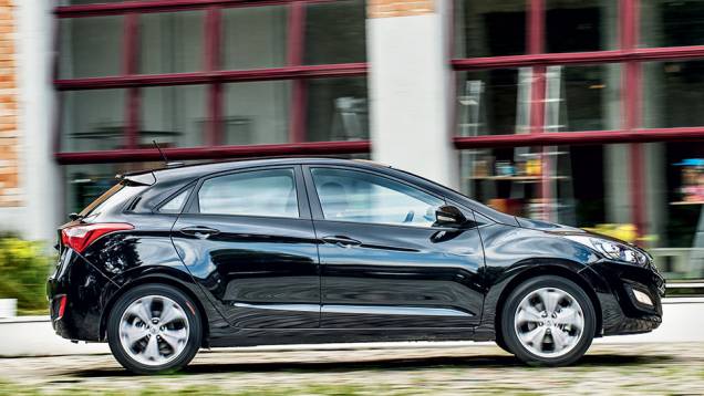 Marca registrada da Hyundai, os vincos e volumes ornam o i30 | <a href="https://gutenberg.quatrorodas.abril.com.br/carros/comparativos/peugeot-308-x-hyundai-i30-x-chevrolet-cruze-740626.shtml" rel="migration">Leia mais</a> Marca registrada da Hyundai, os vincos e volumes ornam o i30 | <a href="https://gutenberg.quatrorodas.abril.com.br/carros/comparativos/peugeot-308-x-hyundai-i30-x-chevrolet-cruze-740626.shtml" rel="migration">Leia mais</a>